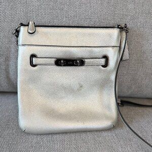 👜✨ Coach Metallic Silver Pebbled Leather Crossbody Bag ✨👜